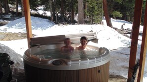 A hot tub with a wooden exterior, surrounded by snow and trees. - Panoramic Views - Dog Friendly - Close to Breckenridge (Alma)