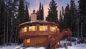 A wooden cabin with a central staircase, surrounded by snow and tall trees. - Panoramic Views - Dog Friendly - Close to Breckenridge (Alma)
