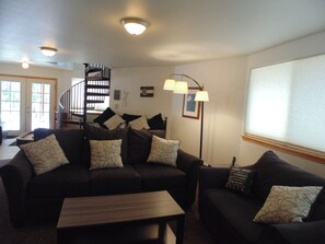 Smart TV, fireplace, DVD player, books - Panoramic Views - Cozy, Lodge Style Christmas DAY Special Deal! (Alma)
