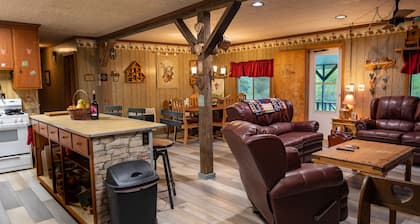 Eristäytynyt mökki rauhallisella 100+ hehtaarilla uudella kylpytynnyrillä