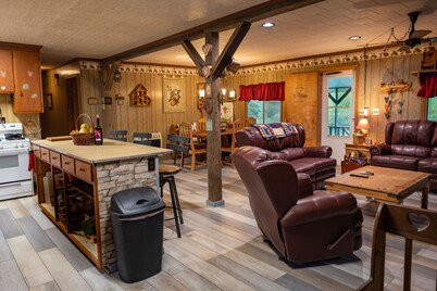 Secluded Cabin On Peaceful 100+ Acres with hot tub!