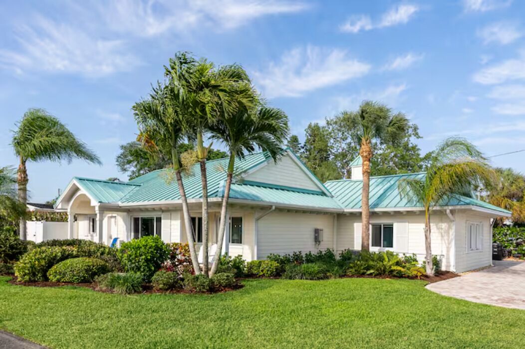 Heated Pool, 3  blocks to beach,  family friendly, quiet neighborhood, gas grill