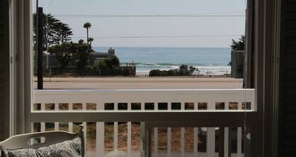 Coastal VIEWS with easy SURF ACCESS. Home with yard and spa...pets considered!
