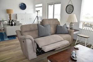 Fernseher, Kamin, DVD-Player, Bücher