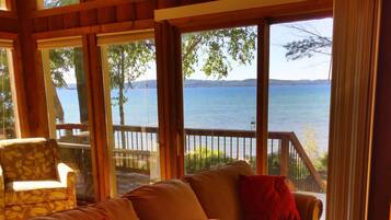 TV, fireplace, DVD player, books