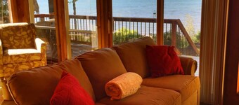 Familievennlig, vakkert strandhus med spektakulær utsikt over bukten