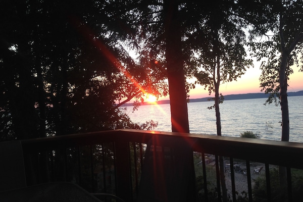 Quiet, relaxing and scenic, only 6 miles from Traverse City.