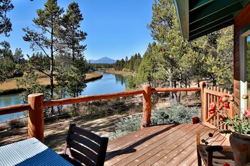 Riverfront Mountain View I Sleeps 24 I Hot Tub
