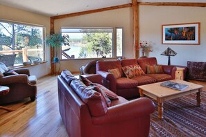 Smart TV, fireplace, ping pong, books