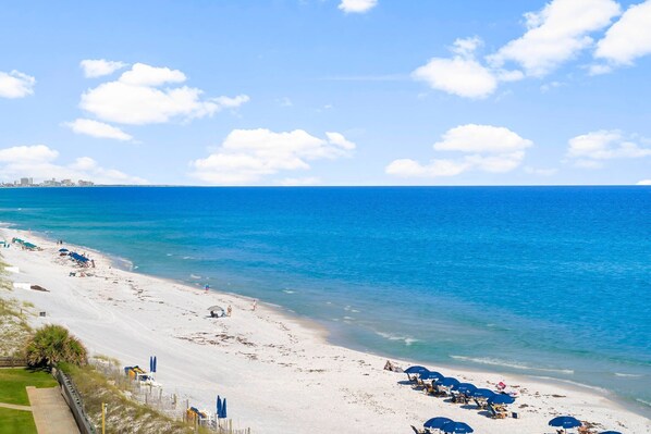 Plage, chaises longues