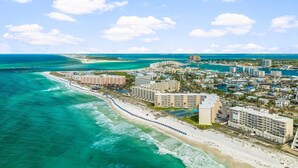 Ein Küstenresort mit Strandhotels, einem Yachthafen und freiem Blick auf das Meer.