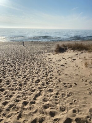 Beach nearby - Deals offered in May & June Private Heated Pool, close to Lake Michigan beaches. (Grand Haven)