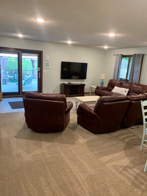 Smart TV, chimenea, reproductor de DVD y libros 