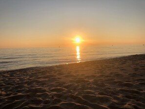Beach nearby - Deals offered in May & June Private Heated Pool, close to Lake Michigan beaches. (Grand Haven)