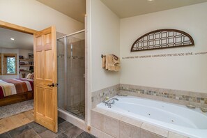 Combined shower/bathtub, jetted bath, hair dryer, towels