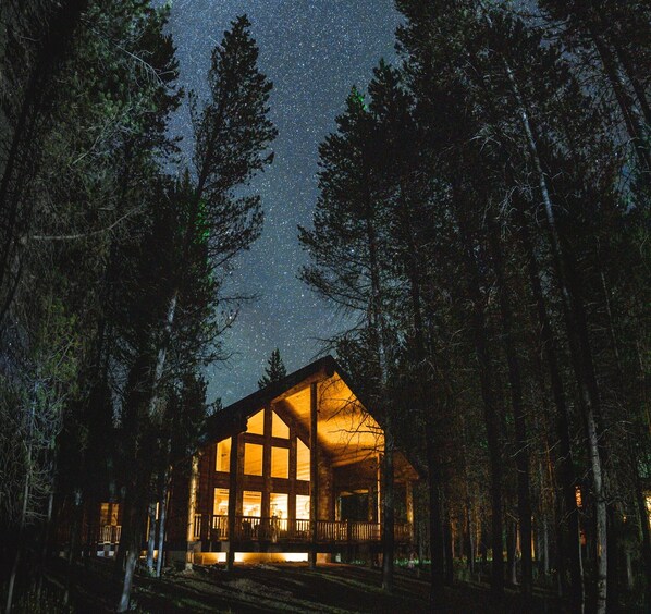 Exterior - Spectacular Log Lodge near Yellowstone on Private Island 600 feet to lake access (Island Park)