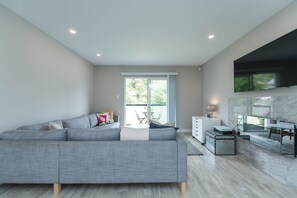 Téléviseur connecté, foyer, jeux vidéo, livres