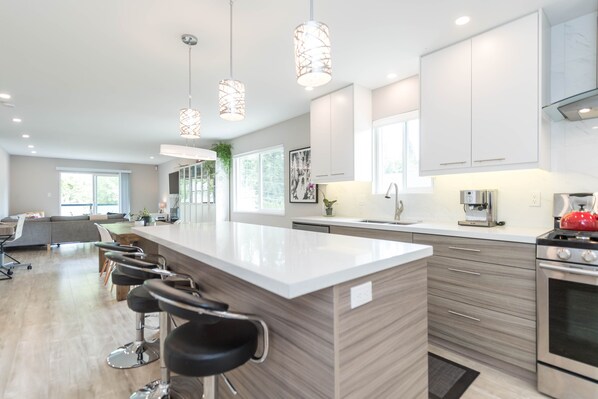 Réfrigérateur, four à micro-ondes, un four, surface de cuisson