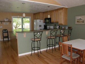 Fridge, microwave, oven, stovetop - Vacation home on the Missouri River, 3 bdrm, 2 bath sleeps 10, (Cascade)