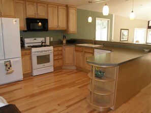 Fridge, microwave, oven, stovetop - Vacation home on the Missouri River, 3 bdrm, 2 bath sleeps 10, (Cascade)