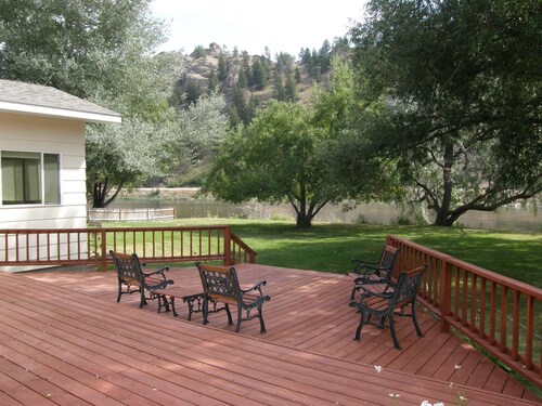 Vacation home on the Missouri River, 3 bdrm, 2 bath sleeps 10,