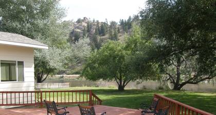 Vacation home on the Missouri River, 3 bdrm, 2 bath sleeps 10,