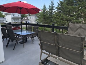 Outdoor dining - Chez-Vous au Village: Calm, confort & full amenities  (Buckland)