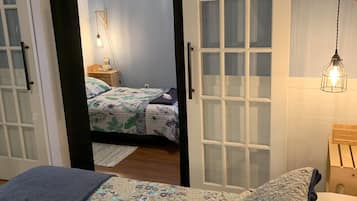5 bedrooms, desk, iron/ironing board, travel crib