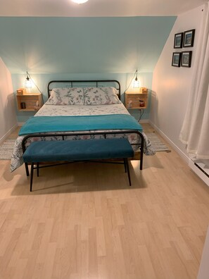 5 bedrooms, desk, iron/ironing board, travel cot - Chez-Vous au Village: Calm, confort & full amenities  (Buckland)