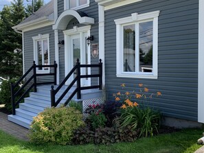 Exterior detail - Chez-Vous au Village: Calm, confort & full amenities  (Buckland)