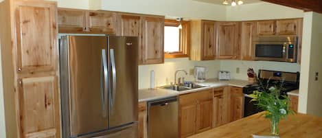 Réfrigérateur, four à micro-ondes, un four, surface de cuisson