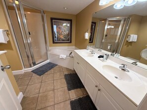 Shower, jetted bath, hair dryer, towels - 135+ 5Star Reviews 25% off  - Ocean Front Home Sleeps 8-10 (Panama City Beach)