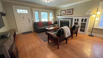 TV connectée, cheminée, livres