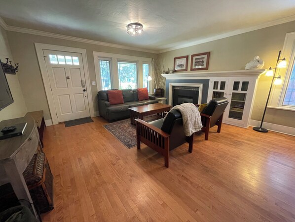 Smart TV, fireplace, books