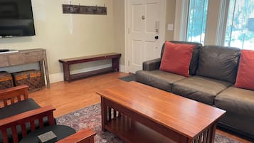 Älytelevisio, takka, kirjoja