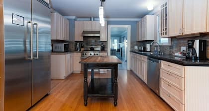 Historic Downtown │Walk Everywhere │Private Hot Tub │One Block to River