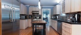 Historic Downtown │Walk Everywhere │Private Hot Tub │One Block to River