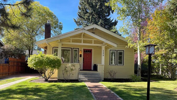 A single-story house with a front porch, a red door, and a mailbox. - Historic Downtown │Walk Everywhere │Private Hot Tub │One Block to River (Bend)