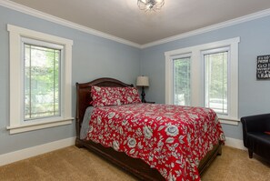 2 bedrooms, desk, iron/ironing board, travel cot