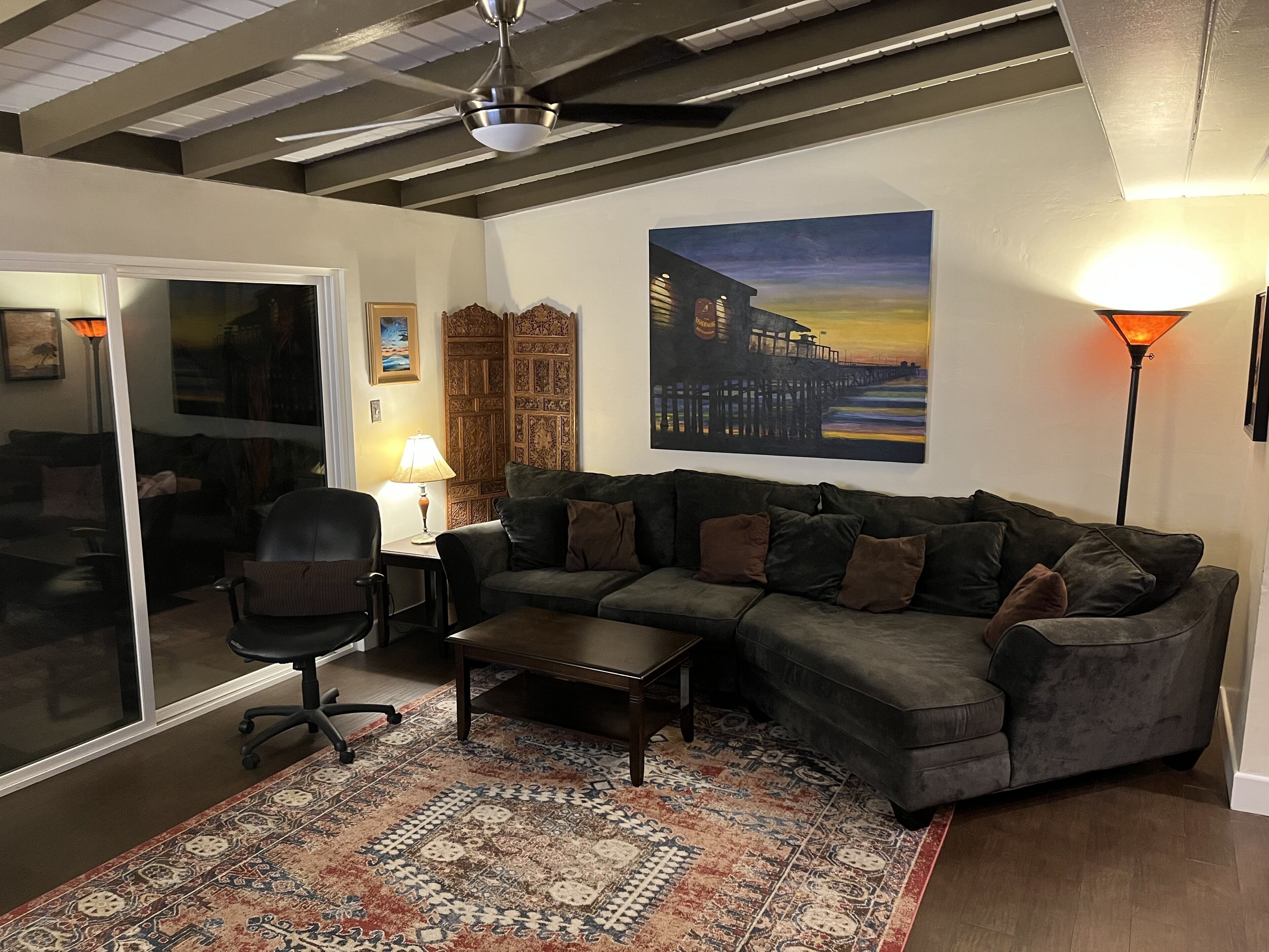 1Bd 1Ba with parking, patio and hot tub. Close to shops and pier. New Cox wifi