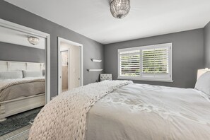 5 bedrooms, desk, iron/ironing board, travel crib