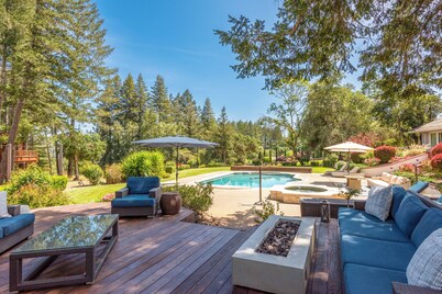 5 BEDROOM, 6.5 BATH LUXURY HOME ON 3+ ACRES, 5 MIN TO SQUARE