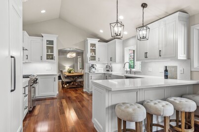 5 BEDROOM, 6.5 BATH LUXURY HOME ON 3+ ACRES, 5 MIN TO SQUARE