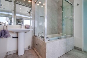Shower, jetted bath, hair dryer, towels - 2 Levels of Ocean Front * Largest Townhome * AC (San Diego)