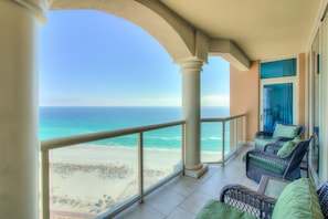 Un balcone con vista sulla spiaggia e sull'oceano.