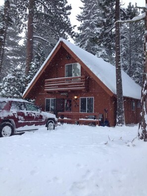 A log cabin with a front porch and a car parked in front. - Charming West Shore Chalet, Great Location, Close to the Lake, Hiking and Biking (Tahoma)