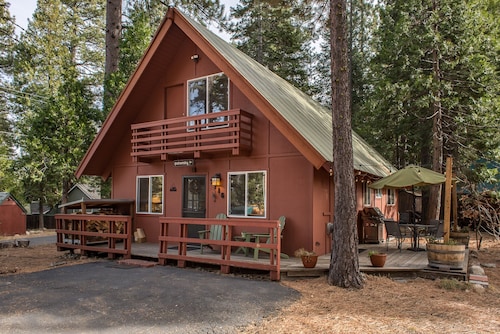 Charming West Shore Chalet, Great Location, 10 minutes to Homewood Ski Area