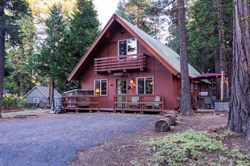 Charming West Shore Chalet, Great Location, Close to the Lake, Hiking and Biking