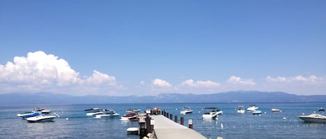 Una spiaggia nelle vicinanze