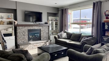 Una Smart TV, una chimenea, un reproductor de DVD